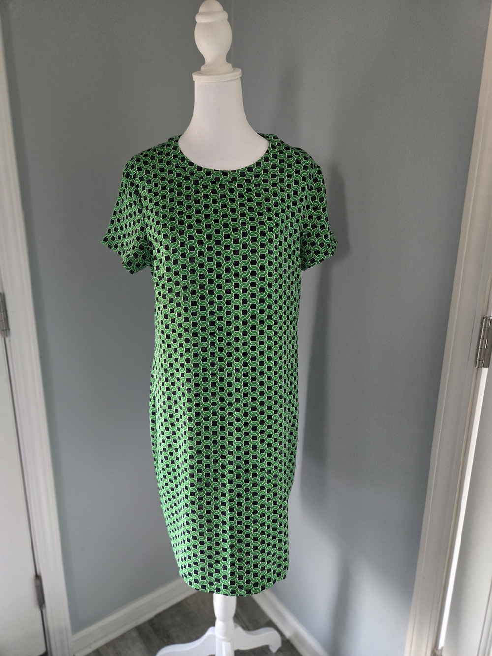 Adrienne Vittadini Black and Green Geometric Midi Dress
